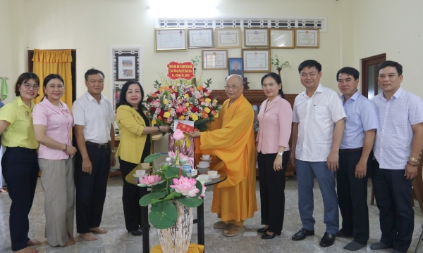 Hình ảnh cho bài viết Đồng chí Bí thư Tỉnh ủy Cao Thị Hòa An thăm, chúc mừng các chức sắc, cơ sở Phật giáo